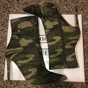 SOLD - Steve Madden Wagu Camouflage Booties
